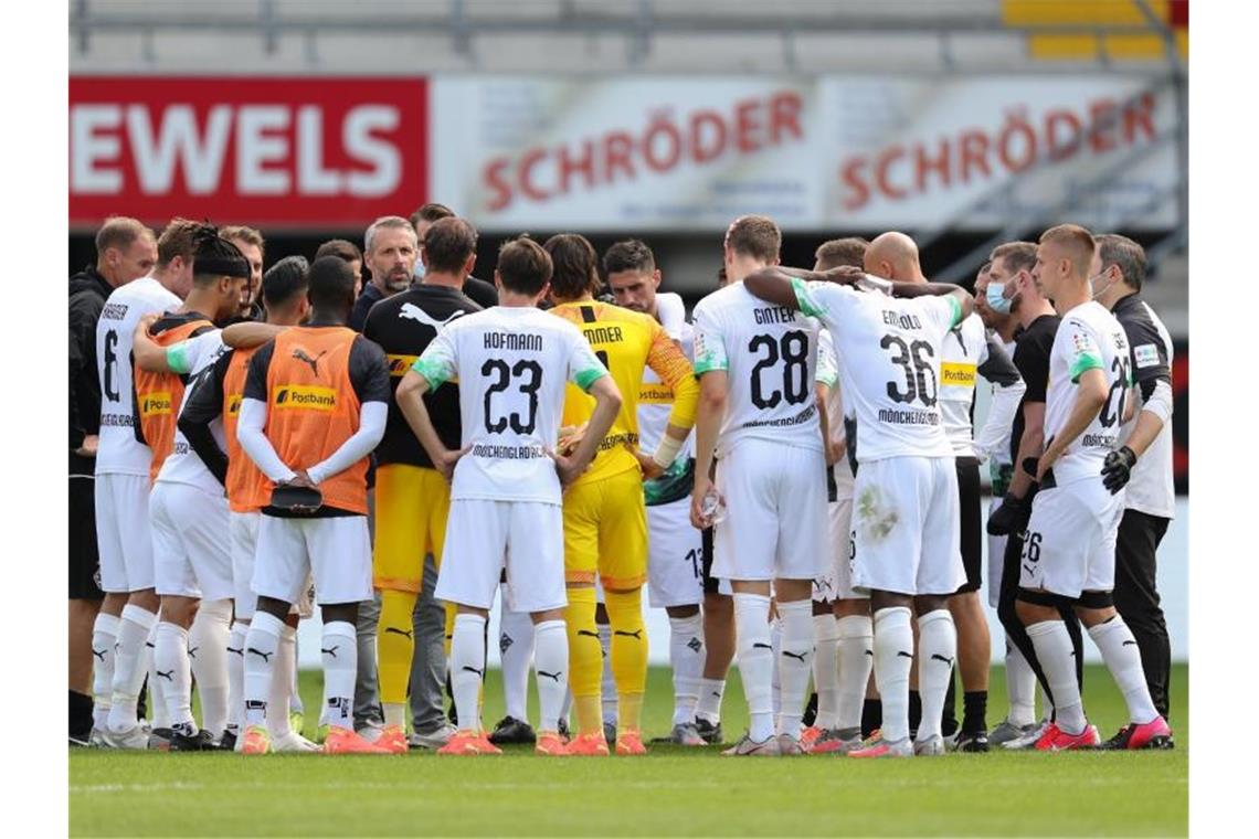 Borussia Mönchengladbach kann aus eigener Kraft den Einzug in die Champions League schaffen: Trainer Marco Rose spricht zu den Spielern. Foto: Friso Gentsch/dpa