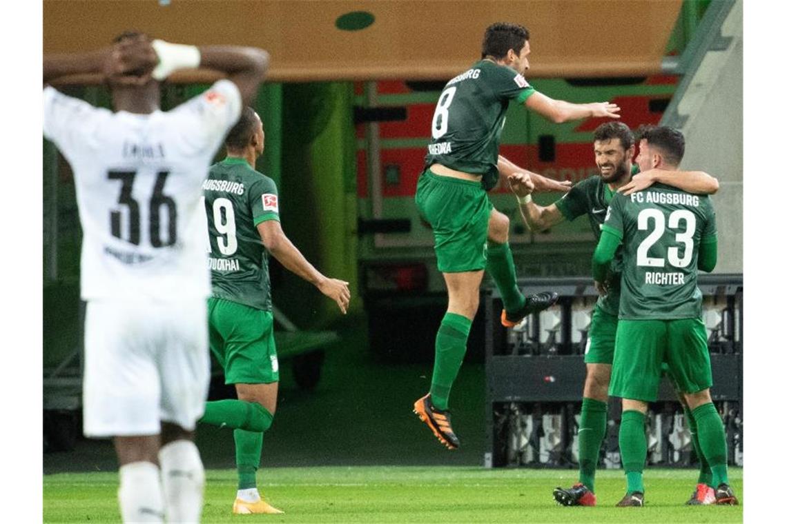 Borussia Mönchengladbach kassierte gegen den FC Augsburg noch einen späten Ausgleichstreffer. Foto: Federico Gambarini/dpa