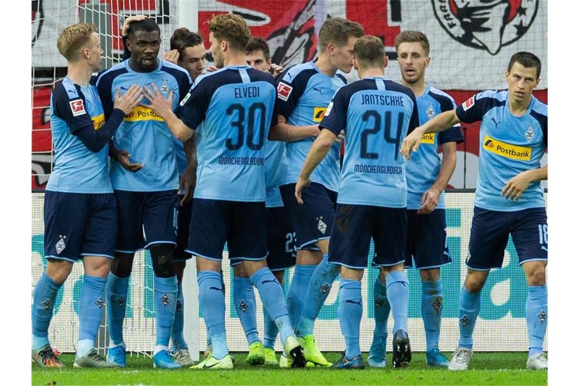Bayern-Debakel in Frankfurt - Leipzig deklassiert Mainz Borussia Mönchengladbach trat mit drei Punkten die Heimreise vom West-Duell in Leverkusen an. Foto: Rolf Vennenbernd/dpa