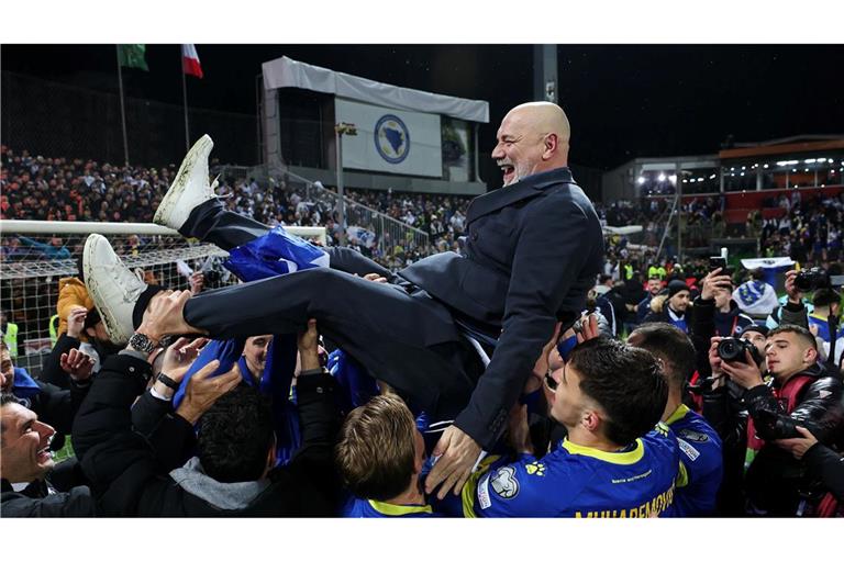 Bosniens Trainer Sergej Barbarez lässt sich nach dem Sieg feiern.