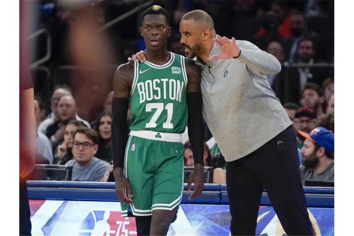Deutsche NBA-Profis mit Niederlagen zum Saisonstart Boston Celtics-Cheftrainer Ime Udoka (r) spricht mit Dennis Schröder. Foto: Frank Franklin II/AP/dpa