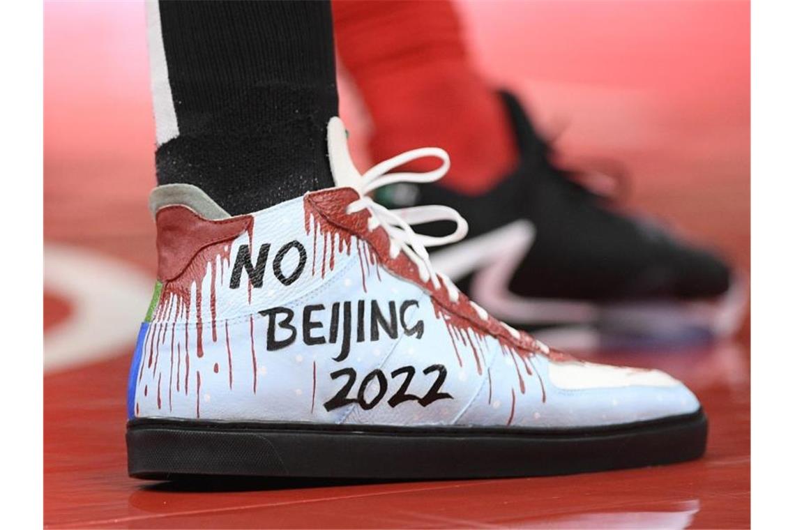 Botschaft an China: Die Schuhe von NBA-Star Enes Kanter von den Boston Celtics. Foto: Nick Wass/FR67404 AP/dpa