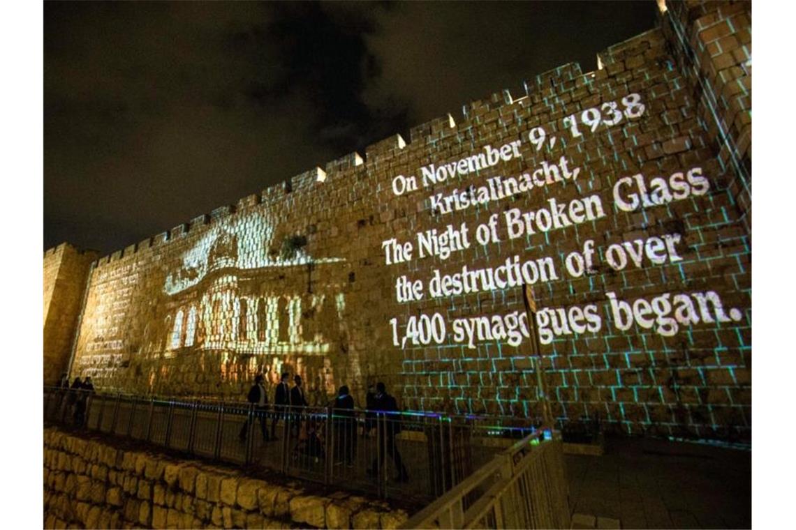 Botschaften und Bilder in Gedenken an die Pogromnacht werden in Jerusalem auf die Altstadtmauern projiziert. Foto: --/March of the Living & Oren Ben Hakoon/dpa