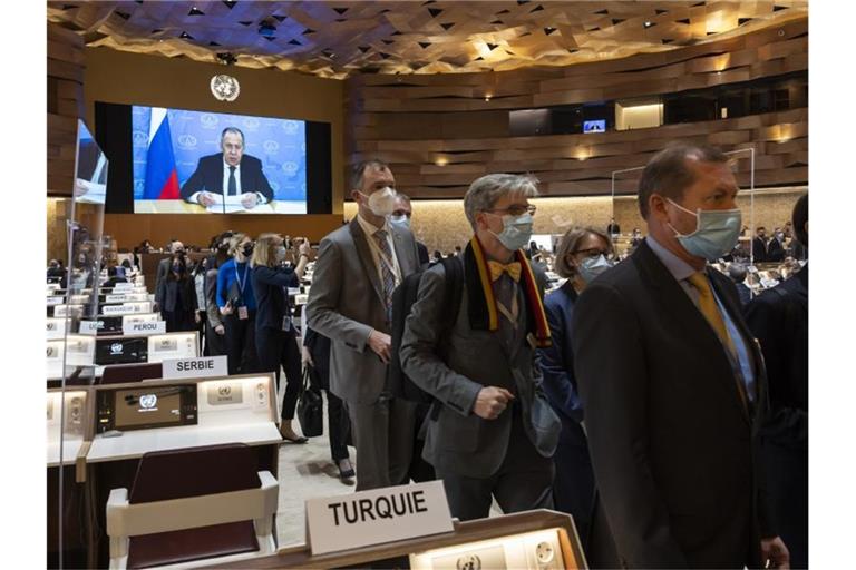 Botschafter und Diplomaten verlassen den Saal, während Sergej Lawrow (auf dem Bildschirm), Außenminister von Russland, mit einer aufgezeichneten Videobotschaft zur 49. Sitzung des UN-Menschenrechtsrats am europäischen Hauptsitz der Vereinten Nationen spricht. Foto: Salvatore Di Nolfi/KEYSTONE/dpa