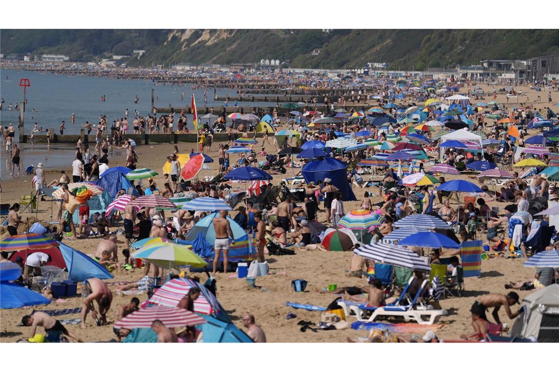 Bournemouth im Badewetter: In Dorset genießen Menschen die Hitze am Strand in Großbritannien.