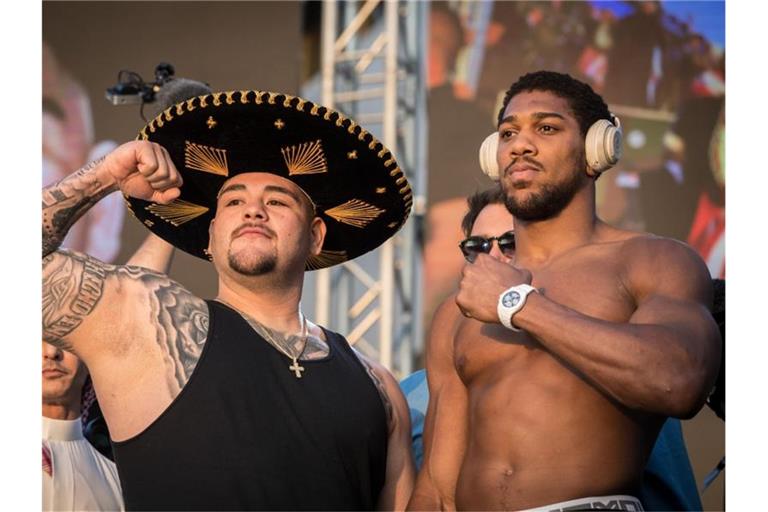 Box-Weltmeister Andy Ruiz (l) und sein Herausforderer Anthony Joshua beim Wiegen. Foto: Oliver Weiken/dpa