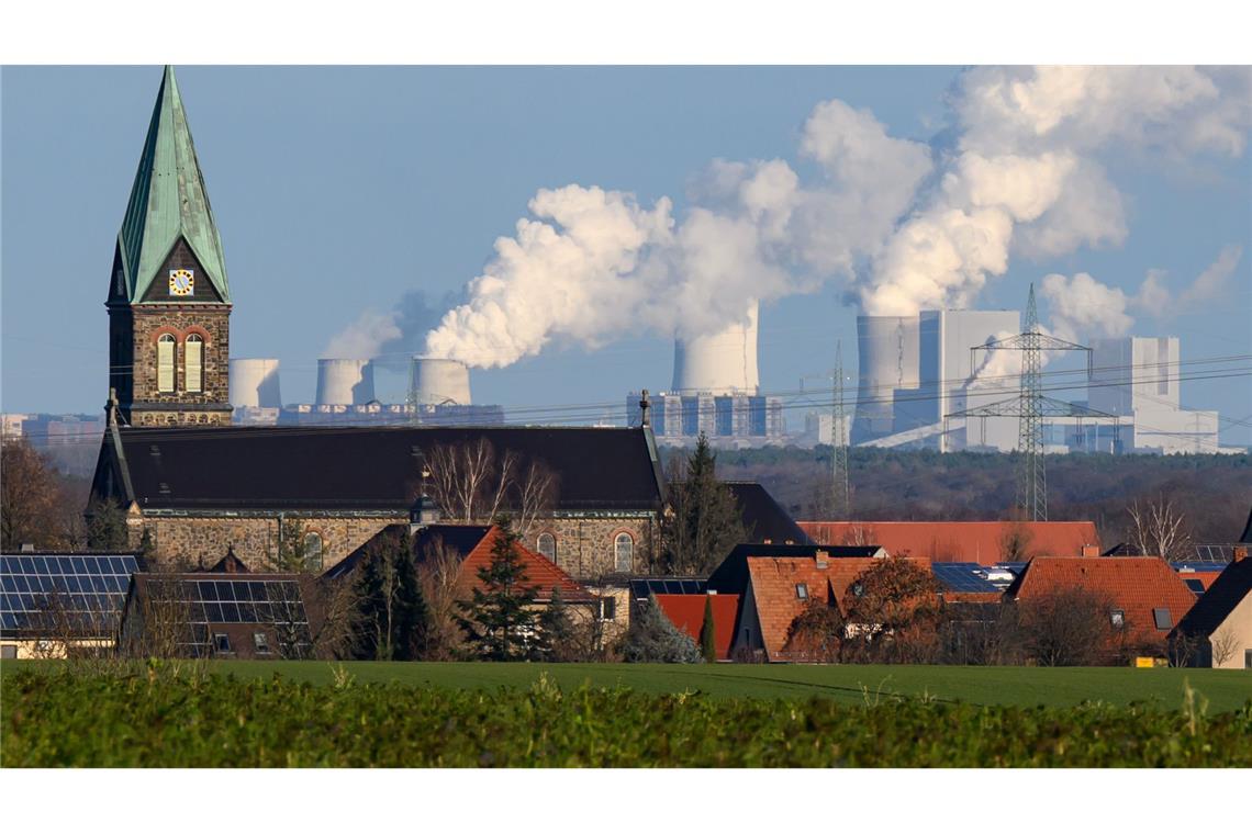Boxberg: Zwischen Kirchturm und Schornstein – Kraftwerk und Kirche prägen das Bild im Landkreis Bautzen.
