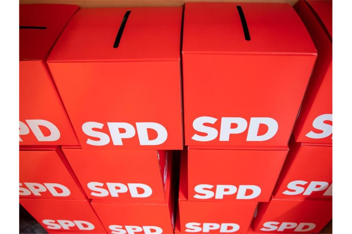 Boxen mit dem Logo der SPD stehen übereinander. Foto: Daniel Karmann/dpa/Symbolbild