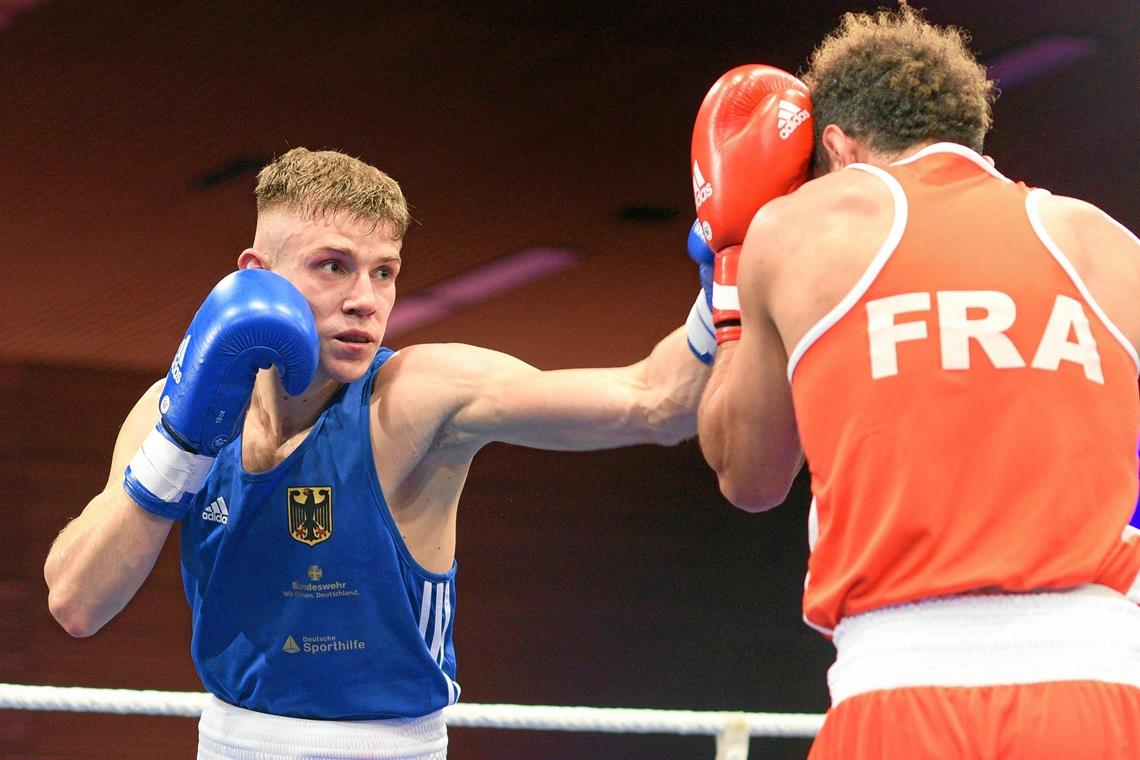 Olympiahoffnungen aus der Region Boxer Wladislaw Baryshnik (links) kann nur noch hoffen, seine Chance zu erhalten. Foto: Imago