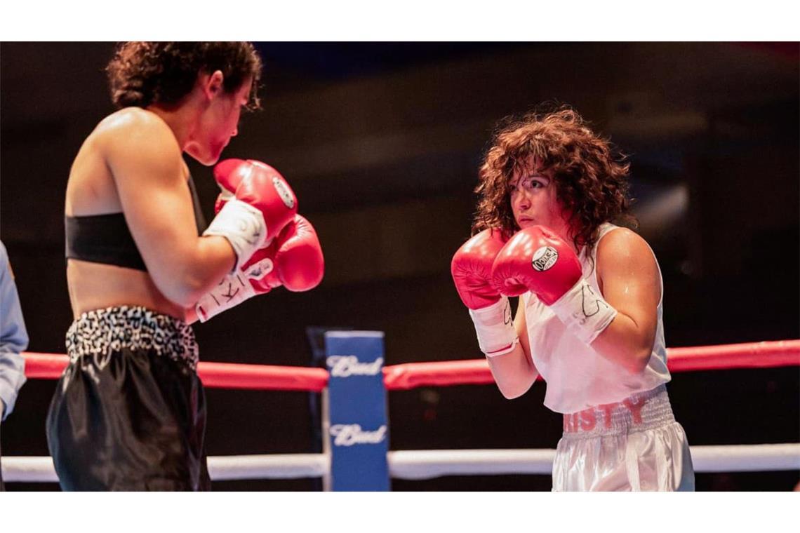 Boxt sich durch: Sydney Sweeney als Christy Martin (rechts) mit Katy O'Brian als Lisa Holewyne in „That's Why This Lady Is A Champ“.