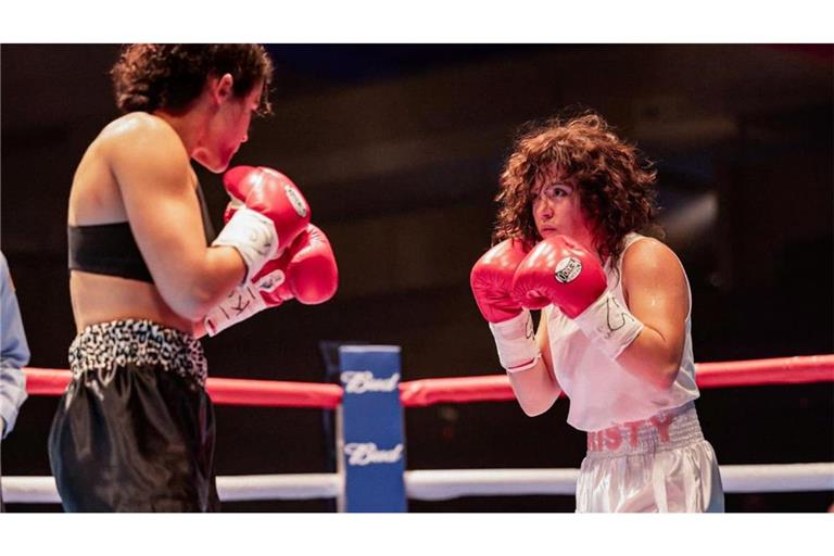 Boxt sich durch: Sydney Sweeney als Christy Martin (rechts) mit Katy O'Brian als Lisa Holewyne in „That's Why This Lady Is A Champ“.