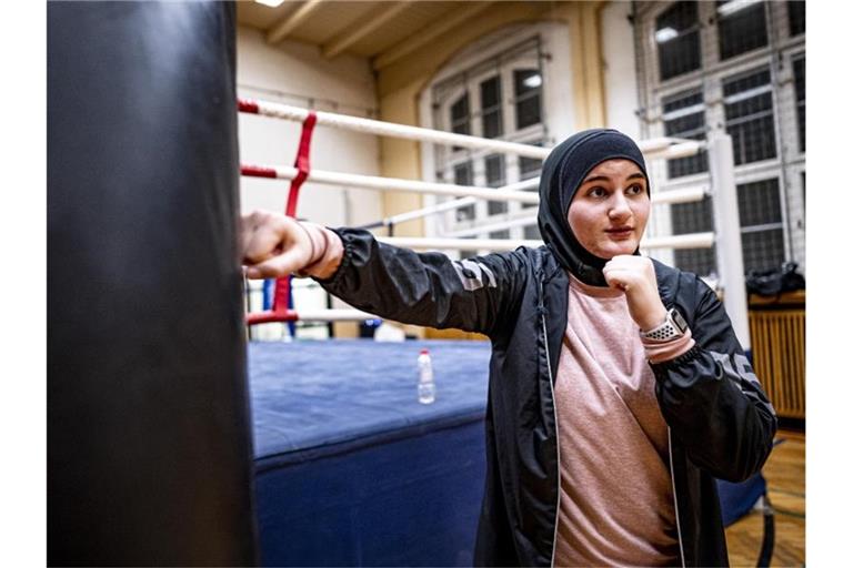 Boxtrainerin Doha Taha Beydoun steht in der Turnhalle beim Boxtraining. Foto: Fabian Sommer/dpa