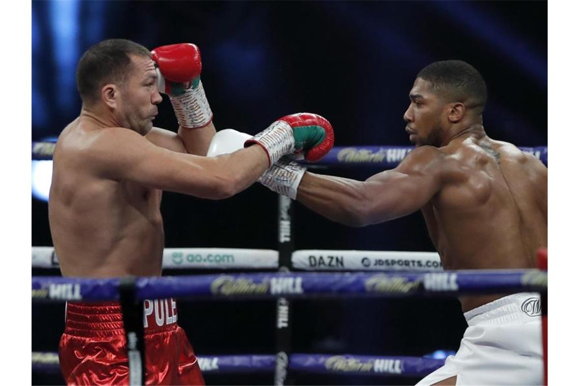Box-Superstar Joshua bleibt Vierfach-Weltmeister Boxweltmeister Anthony Joshua (r) in Aktion mit Kubrat Pulew. Foto: Andrew Couldridge/POOL Reuters/AP/dpa