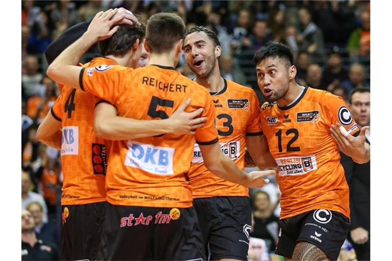 BR Volleys Jendryk (l-r), Reichert, Patch und Tuia jubeln nach Punktgewinn vor ihrem Trainer Cedric Enard. Foto: Andreas Gora/dpa