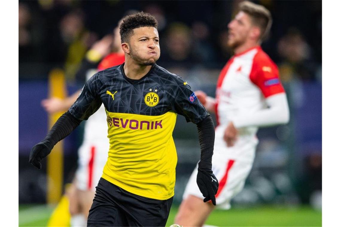Schützenhilfe von Barca: BVB zittert sich ins Achtelfinale Brachte den BVB früh in Führung: Jadon Sancho. Foto: Guido Kirchner/dpa