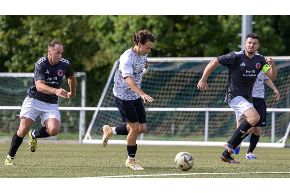 Brachte sein Team zurück in die Spur: Egon Kuczora (am Ball) erzielte das zwischenzeitliche 2:2 des SV Magstadt bei K.F.I.B. Sindelfingen (in Schwarz).