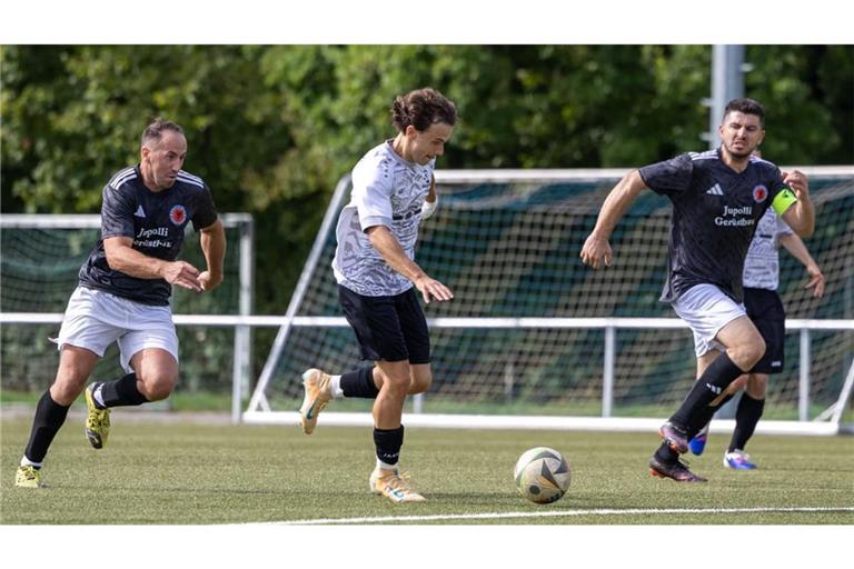 Brachte sein Team zurück in die Spur: Egon Kuczora (am Ball) erzielte das zwischenzeitliche 2:2 des SV Magstadt bei K.F.I.B. Sindelfingen (in Schwarz).