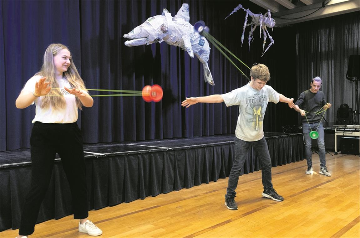 Brachten ihre Diabolos auf Höchsttouren: Mitglieder der Zirkus-AG; im Hintergrund zwei Werke aus Zeitungspapier von Neuntklässlern. Foto: J. Fiedler