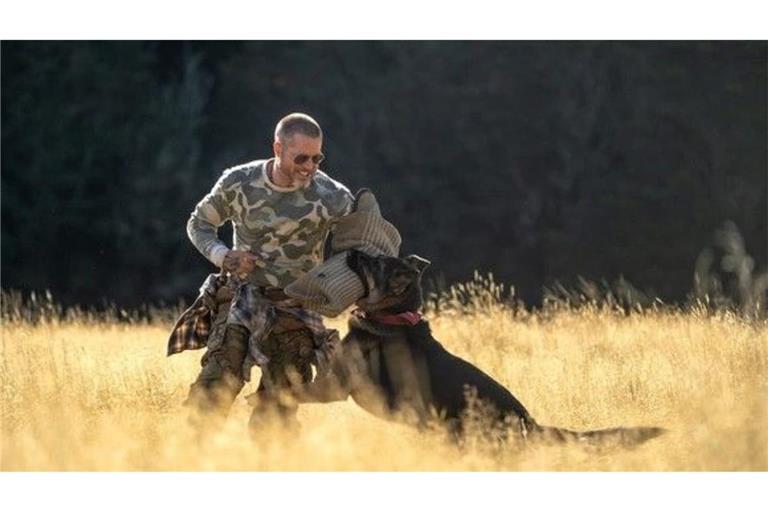 Brad Pitt als Ex-US-Soldat James Belmont mit seinem Schäferhund Odin in „Eiserne Wildnis - Heart of the Beast"