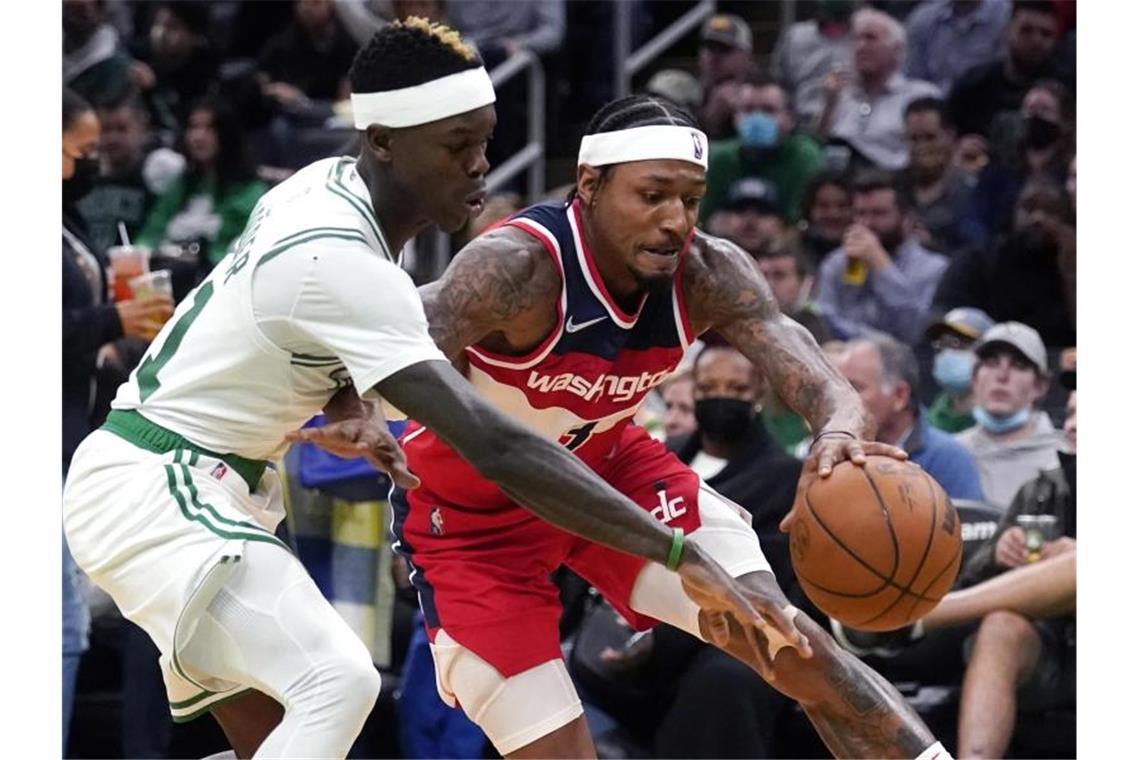 NBA: Schröders 22 Punkte zu wenig für die Celtics Bradley Beal (r) von Washington Wizards in Aktion gegen Dennis Schröder. Foto: Charles Krupa/AP/dpa