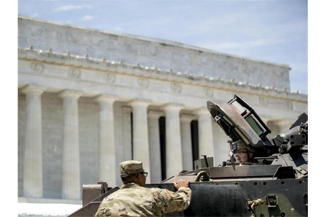 Panzer auf der Mall: Washington begeht Unabhängigkeitstag Bradley-Panzer in der Nähe des Lincoln Memorial in Washington. Foto: Andrew Harnik/AP