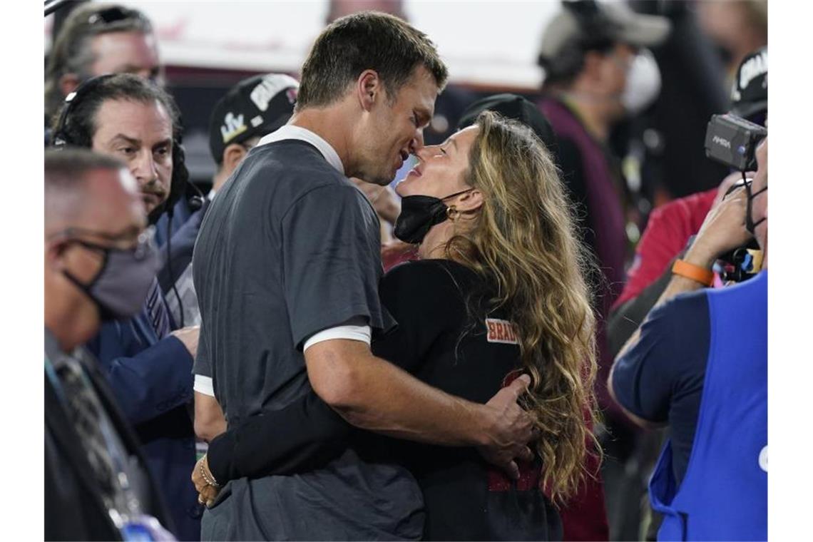 Der Größte macht Schluss: Brady schlägt nächstes Kapitel auf Brady-Ehefrau Gisele Bündchen herzt ihren Tom nach dem Super-Bowl-Sieg mit den Tampa Bay Buccaneers. Foto: Mark Humphrey/AP/dpa
