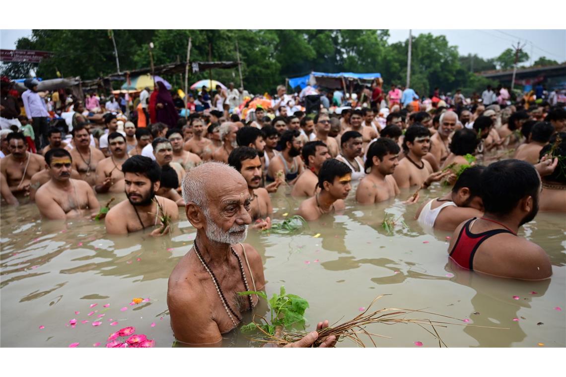 Bilder des Tages Brahmanen führen das Shravani-Ritual in der Stadt Prayagraj anlässlich des Raksha-Bandhan-Festes durch. Raksha Bandhan ist ein wichtiger Feiertag im Hinduismus.