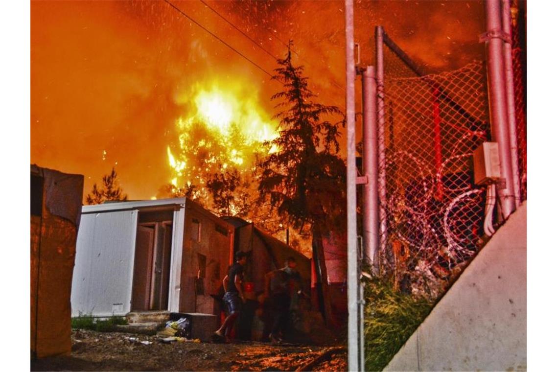 Brand im völlig überfüllten Migrantenlager auf der griechischen Insel Samos. Foto: Michael Svarnias/AP/dpa