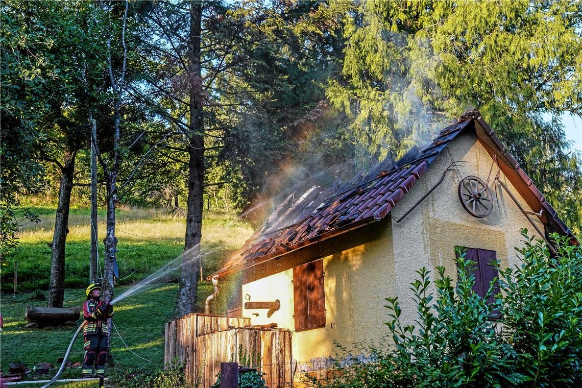 Gartenhütte in Flammen