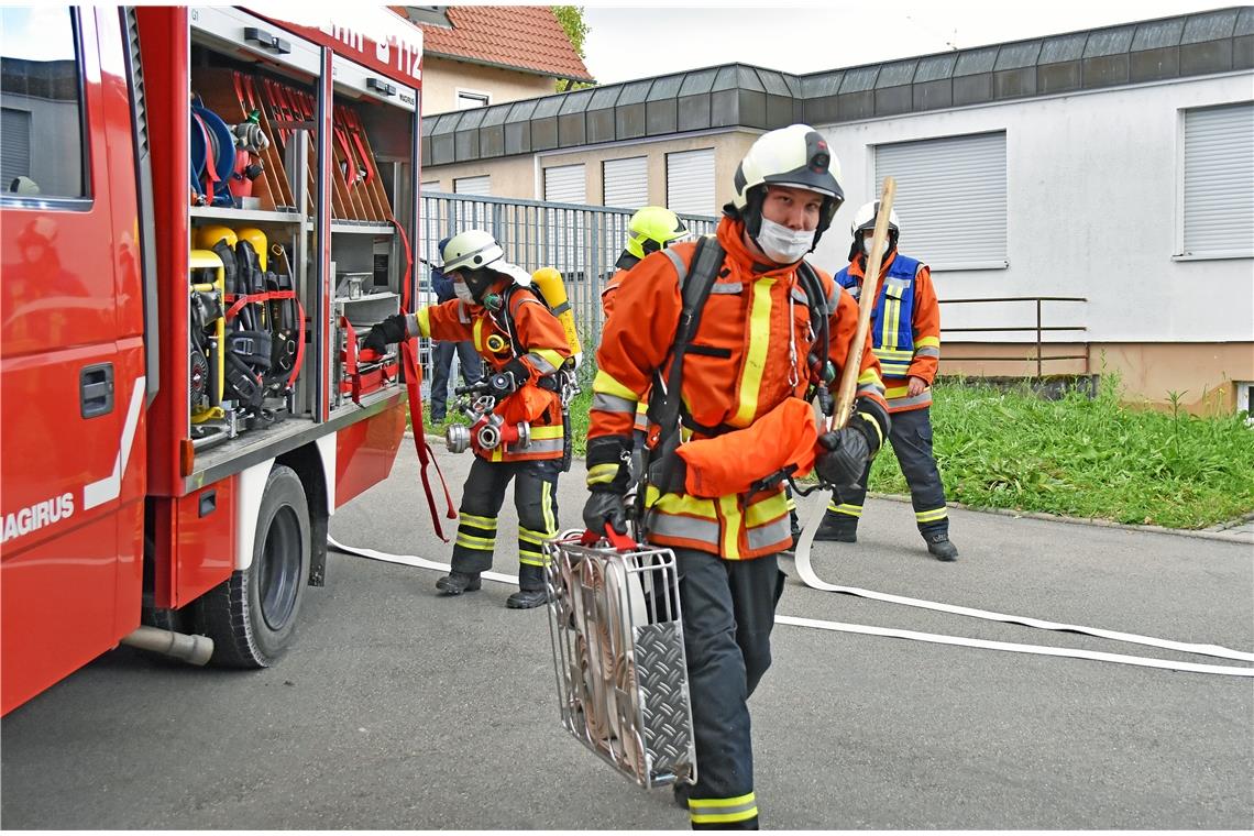 Brand in einer Lagerhalle. Der Löschangriff wird vorbereitet.