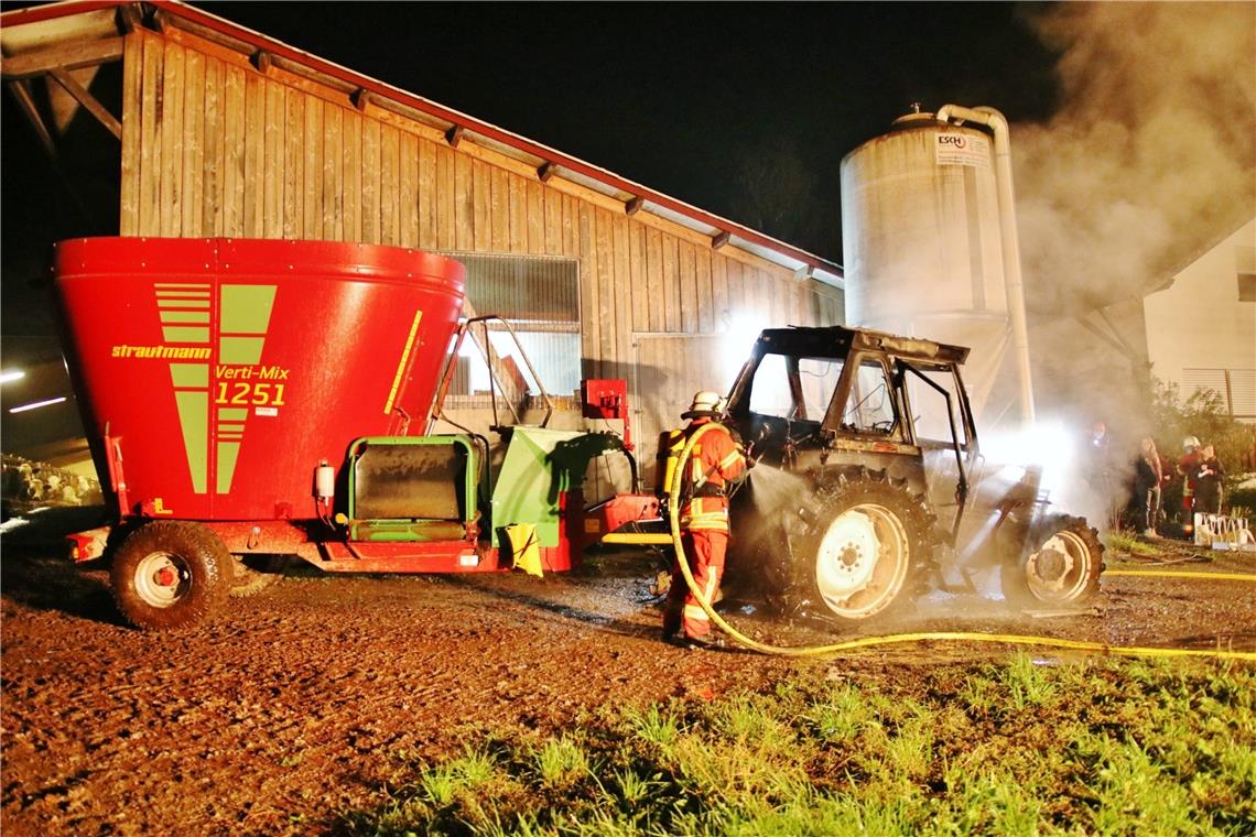 Traktor brennt auf einem Bauernhof in Auenwald vollständig aus Brand in Unterbrüden: Traktor wird Opfer der Flammen. Foto: 7aktuell/K.Lermer