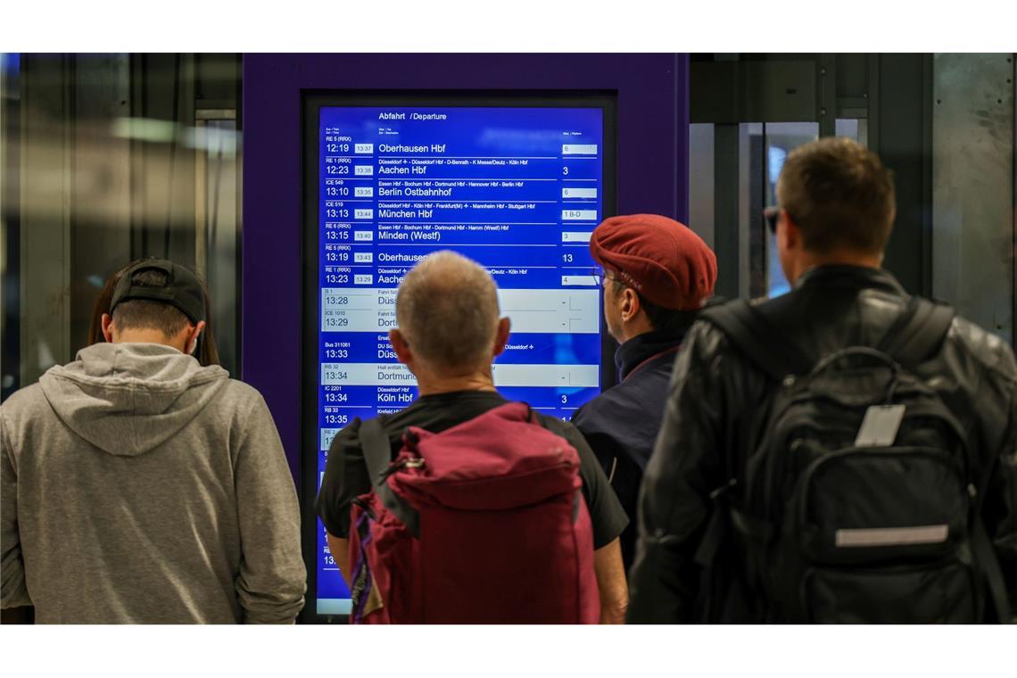 Hauptstrecke der Bahn lahmgelegt: Polizei sieht Sabotage Brand legt Bahnstrecke zwischen Duisburg und Düsseldorf lahm.
