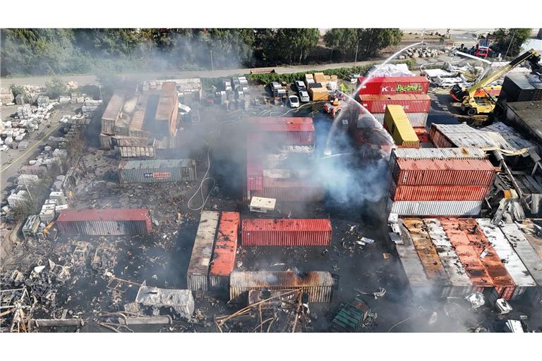 Brandbekämpfung an mehreren Stellen gleichzeitig - der Großbrand im Hamburger Hafen hat rund 320 Einsatzkräfte beschäftigt.