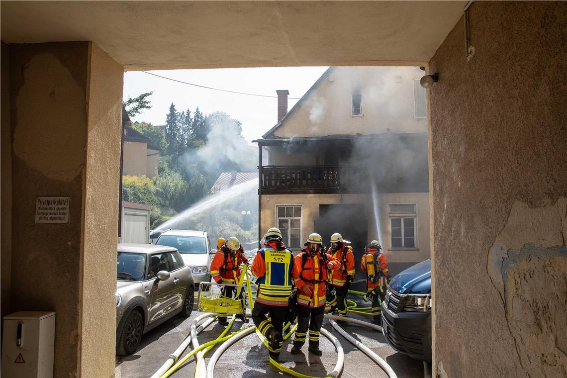 Brandbekämpung von allen Seiten. Foto: A. Becher