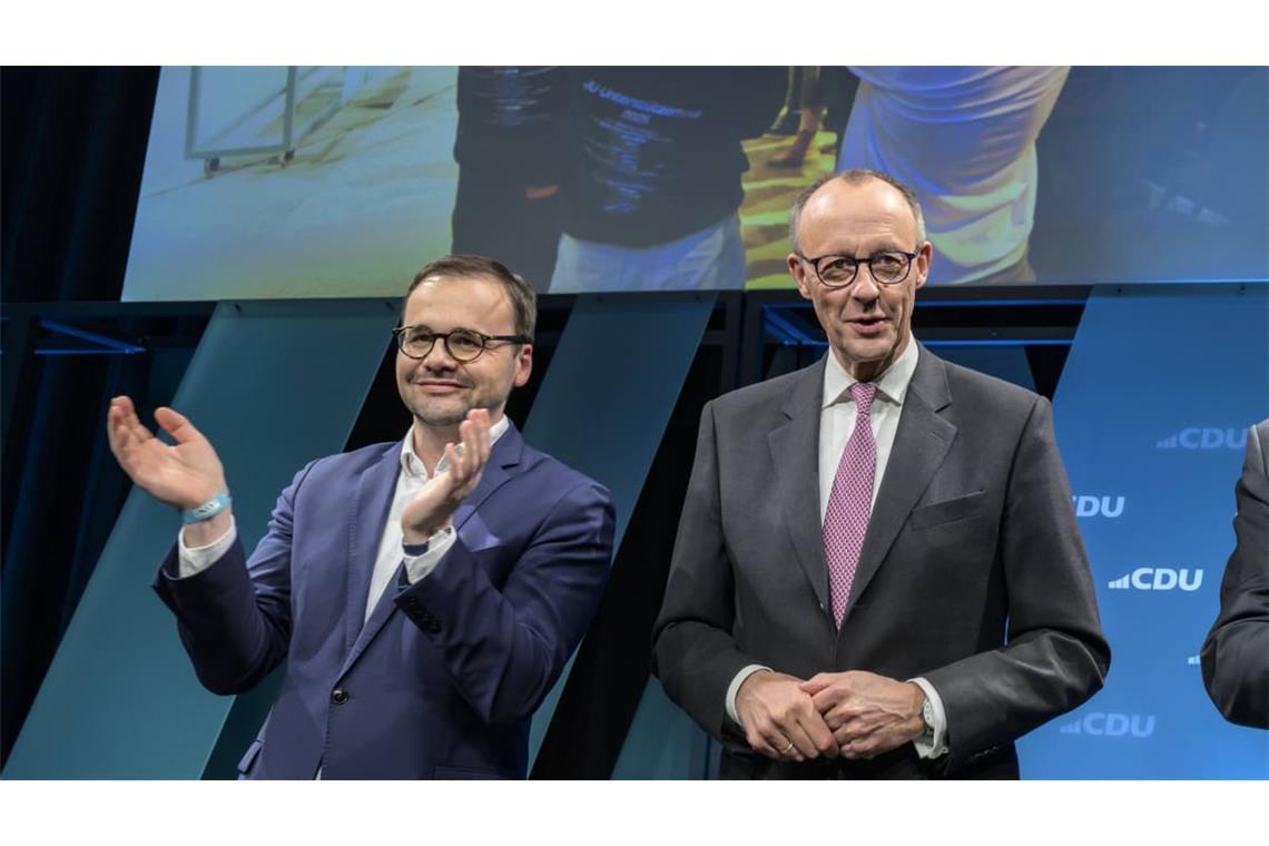 Brandenburgs Innenminister Jan Redmann (CDU, li.) mit Bundeskanzler Friedrich Merz (CDU) bei einer CDU-Veranstaltung in Potsdam