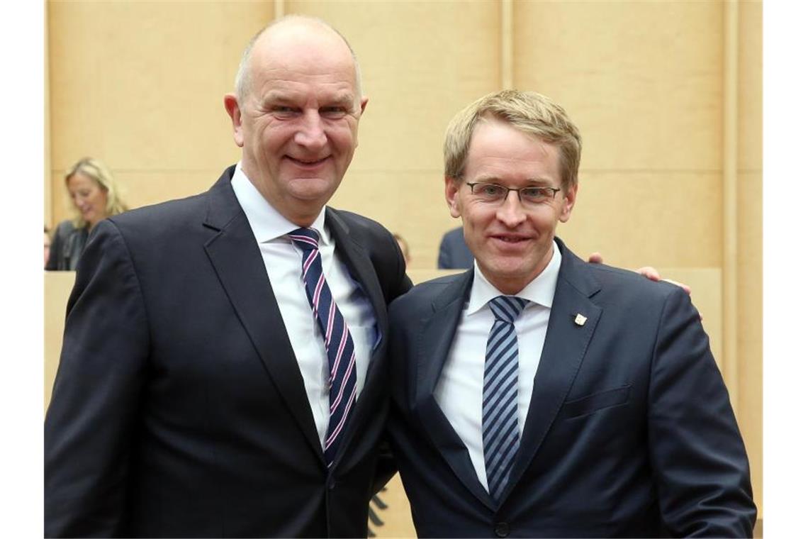 Brandenburgs Ministerpräsident Dietmar Woidke (l) übernimmt das Amt des Bundesratspräsidenten von Schleswig-Holsteins Regierungschef Daniel Günther am 1. November. Foto: Wolfgang Kumm/dpa