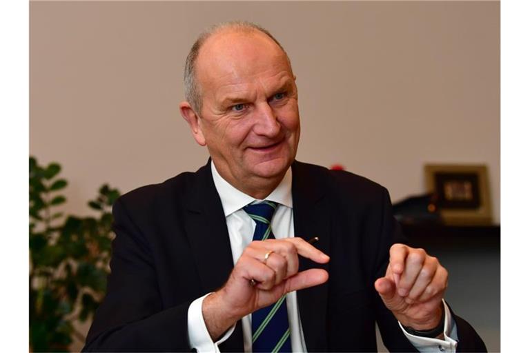 Brandenburgs Ministerpräsident Dietmar Woidke (SPD) befindet sich in einer Unterhaltung. Foto: Soeren Stache/dpa-Zentralbild/dpa/Archivbild