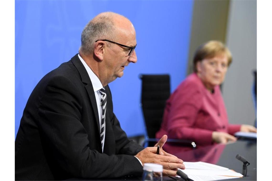 Brandenburgs Ministerpräsident Dietmar Woidke und Bundeskanzlerin Angela Merkel bei der gemeinsamen Pressekonferenz im Kanzleramt. Foto: Annegret Hilse/Reuters/Pool/dpa