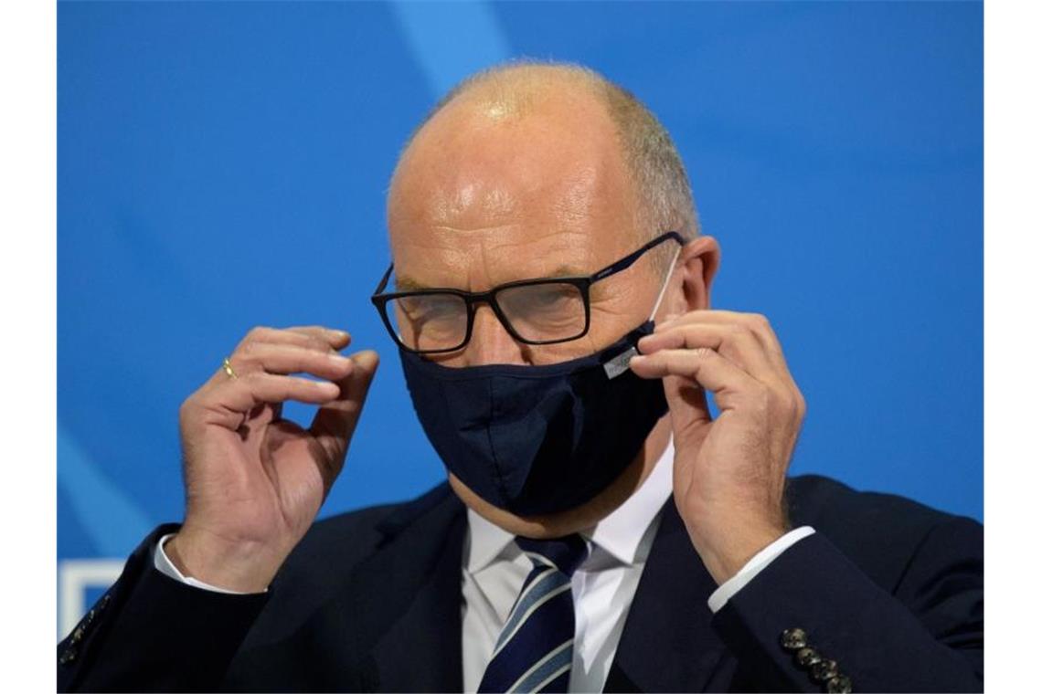 Negativer Corona-Test für Berlins Regierenden Bürgermeister Brandenburgs Ministerpräsident Dietmar Woidke war bei der BER-Eröffnung. Hat er jemanden angesteckt?. Foto: Soeren Stache/dpa-Zentralbild/dpa
