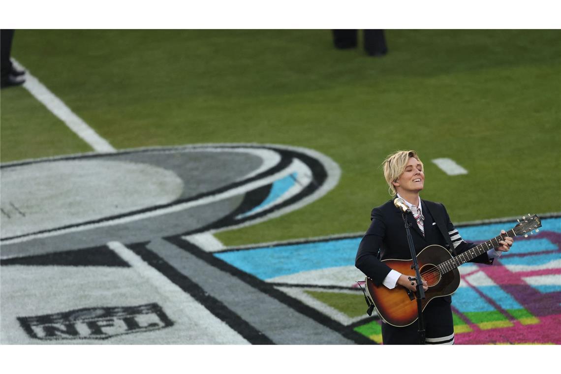 Auf dem Feld, bei der Halbzeitshow, auf der Tribüne:  Promis  beim Super Bowl