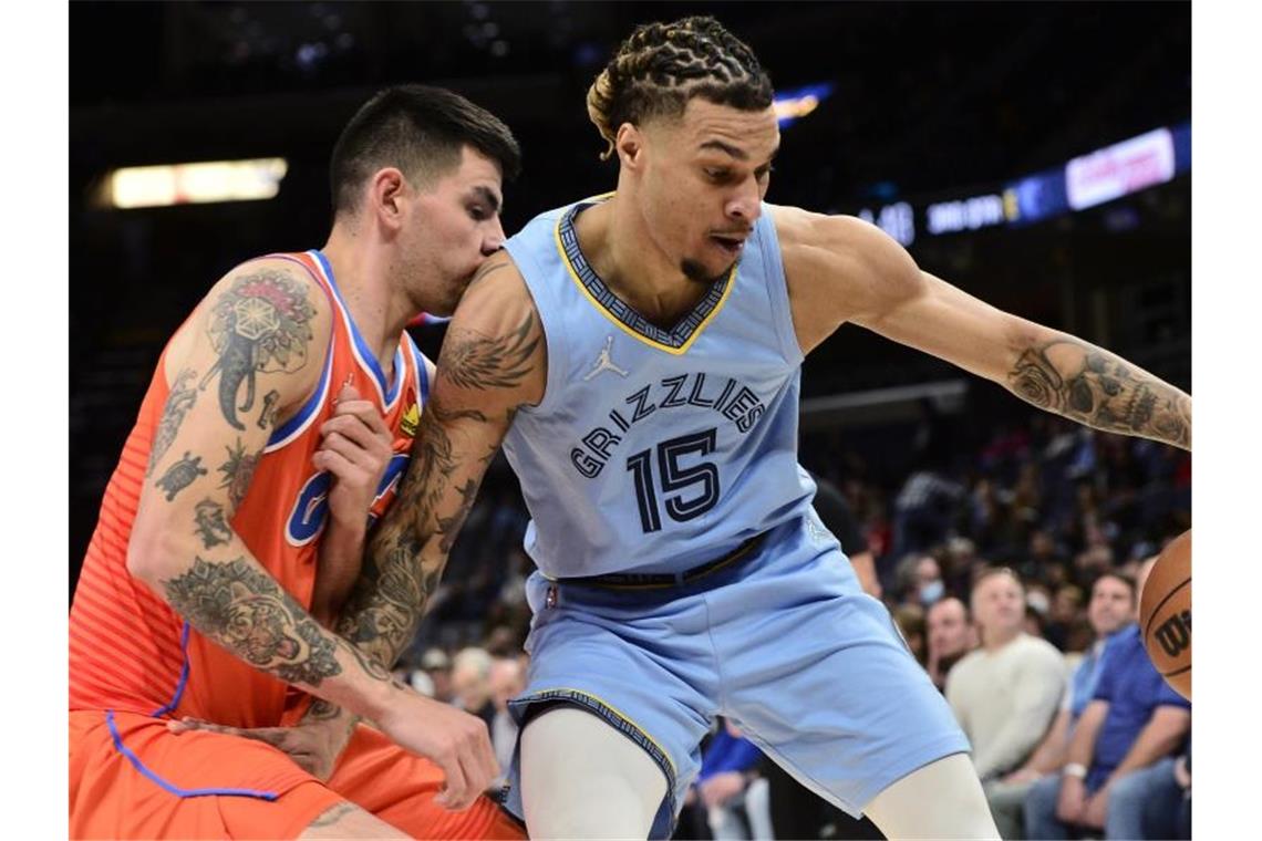 Memphis Grizzlies feiern höchsten Sieg der NBA-Geschichte Brandon Clarke (r) feierte mit den Memphis Grizzlies einen NBA-Rekordsieg gegen die Oklahoma City Thunder mit Gabriel Deck. Foto: Brandon Dill/FR171250 AP/dpa