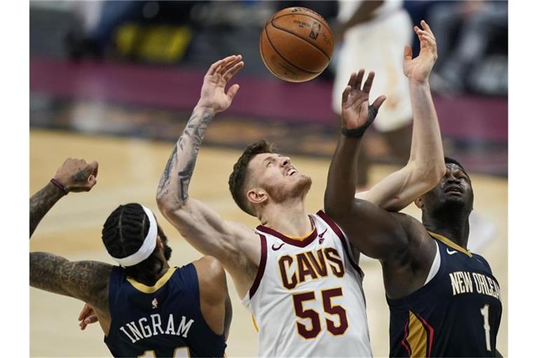 Brandon Ingram (l) und Zion Williamson (r) im Kampf um den Ball mit Isaiah Hartenstein von den Cleveland Cavaliers. Foto: Tony Dejak/AP/dpa