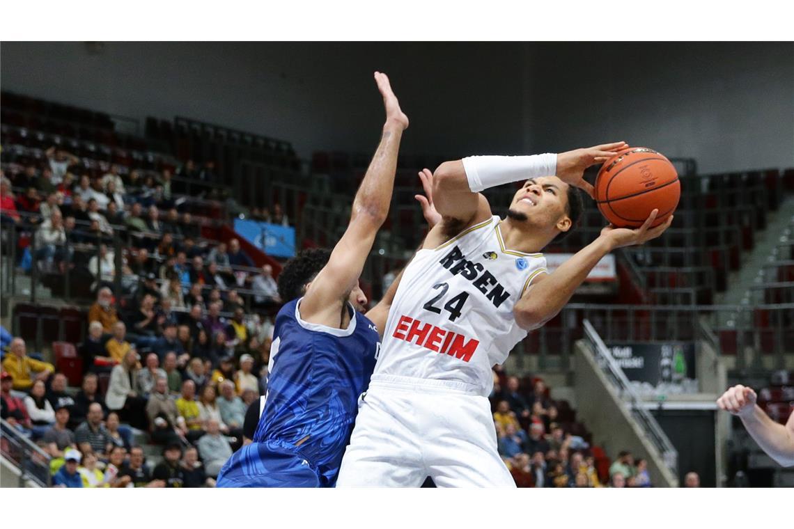 Die getrennten Basketball-Zwillinge Brandon Tischler kämpft um jede Minute und jeden Ball.