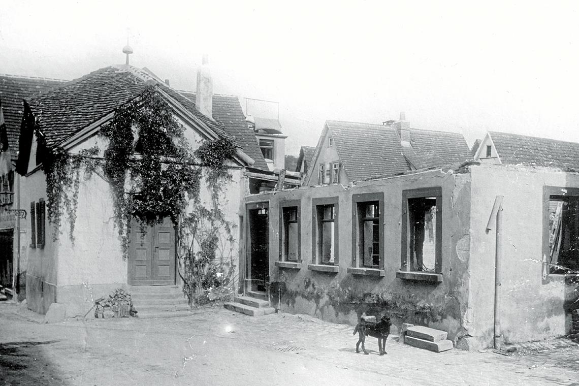 Im Graben verlief die Stadtmauer Brandruine der 1906 zerstörten Weinstube Kinzer. Links daneben das letzte Backnanger Torhaus.