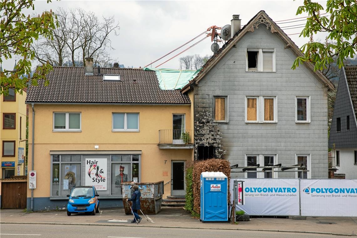 Nach Brand: Bewohner müssen Übergangslösungen finden Brandruine in der Bahnhofstraße in Murrhardt. Die Bewohner sind nach dem Feuer woanders untergekommen. Foto: A. Becher