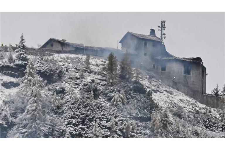 Brandruine in verschneitem Gelände: das Kehlsteinhaus.