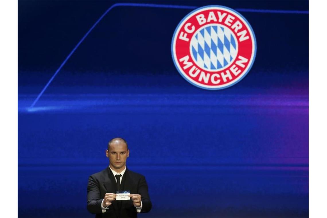 Branislav Ivanovic, serbischer Fußballprofi, zeigt ein Los mit der Aufschrift „FC Bayern“. Foto: Emrah Gurel/AP/dpa