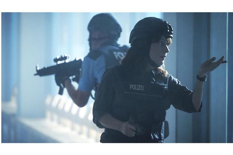 Brasch (Claudia Michelsen) schickt die Sanitäter zum Sekretariat, Schüsse sind zu hören.
