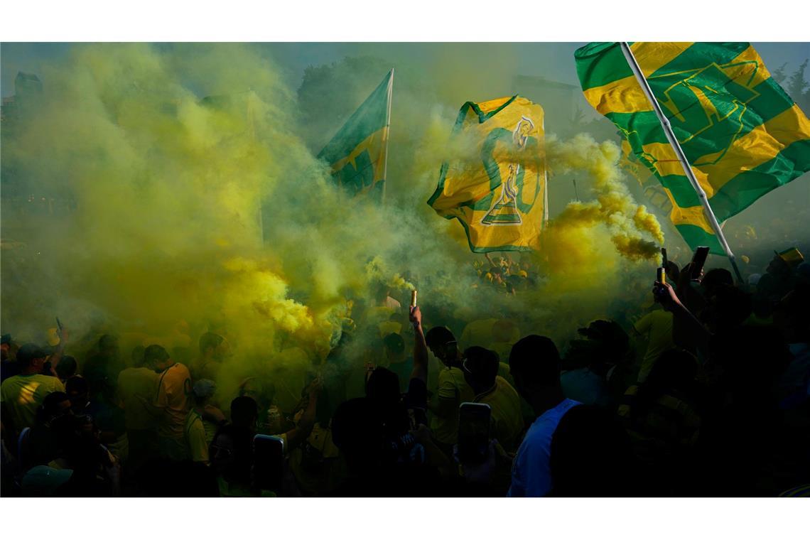 Brasilianische Fans jubeln und zünden Rauchbomben, als sie sich vor dem WM-Gruppenspiel ihrer Mannschaft gegen Haiti an den "Rocky Steps" in Philadelphia versammeln.