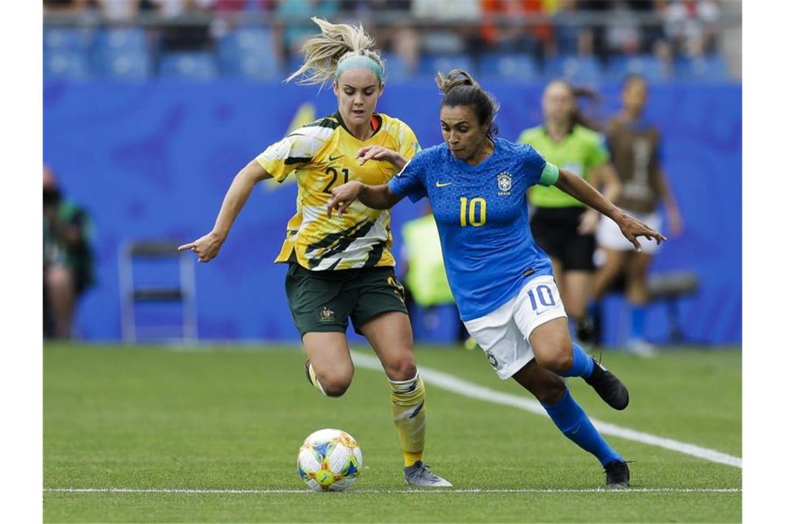 Brasilien-Star Marta (r) im Zweikampf mit Ellie Carpenter aus Australien. Foto: Claude Paris/AP